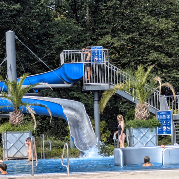 Toboggan aquatique et piscine animée