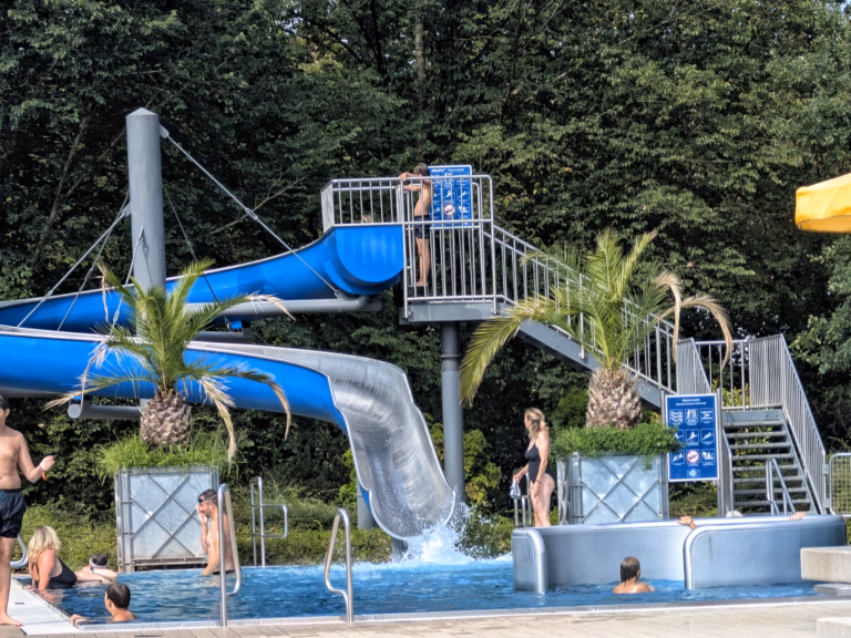 Toboggan aquatique et piscine animée