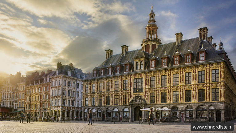 Bâtiment historique sous un ciel nuageux.