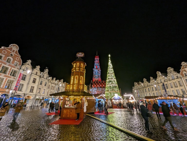 Marché de Noël illuminé la nuit à Arras
